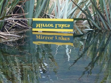 Detalle de la seal de los Mirror Lakes
