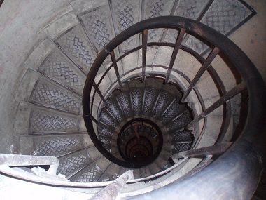spiral staircase ar Arc de Triomphe