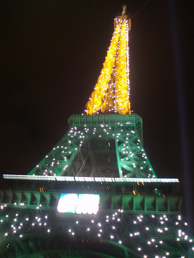 Torre Eiffle iluminada por la noche