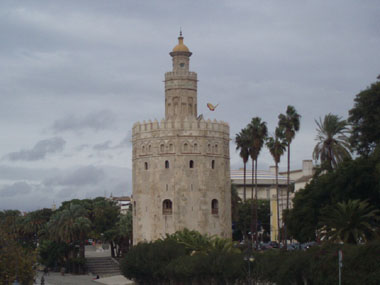 Torre del Oro desde el Puente de San Telmo