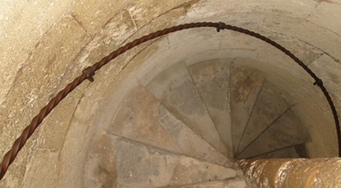Escalera de caracol para subir a las murallas