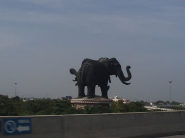 Elefante de tres cabezas