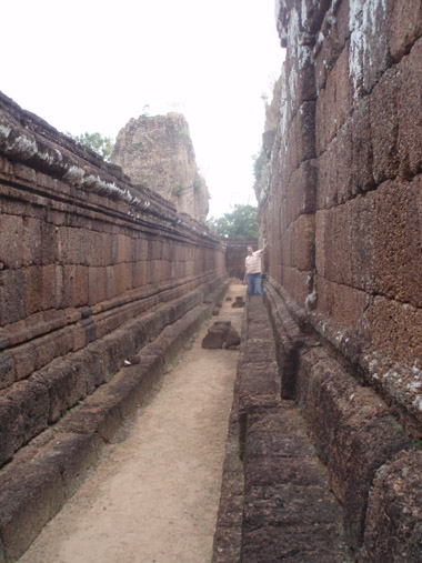 Walls in Pre Rup temple