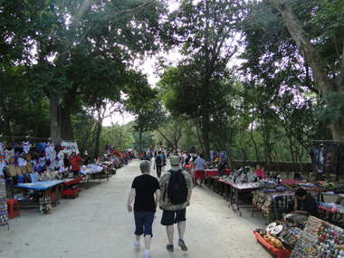 Multitud de puestos de venta de souvenirs en Chichen Itzá