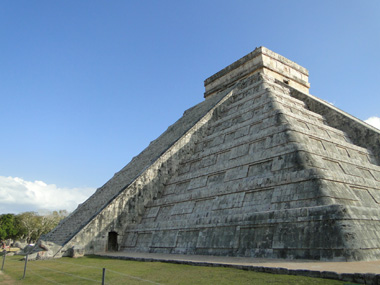 Lados restaurados de la Pirámide de Kukulcán
