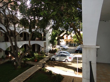 Zona interior de aparcamiento del hotel Mesón del Marqués