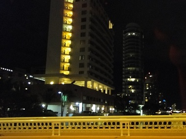Vistas nocturnas de Miami desde el taxi