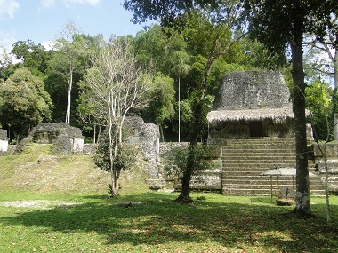 Plaza de los siete templos en Tikal