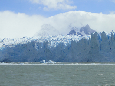 Navegando frente al Perito Moreno