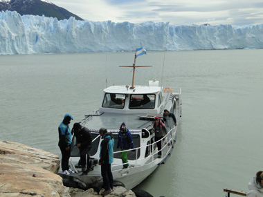 Desembarcando en la orilla del Perito Moreno