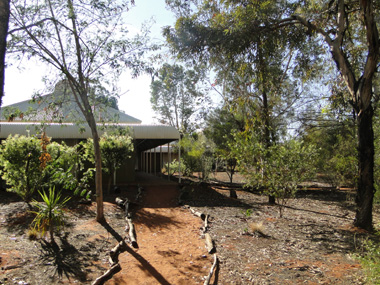 Caminos a las habitaciones del Outback Pioneer Lodge