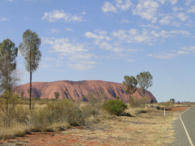 Vista de Uluru tras entrar al parque