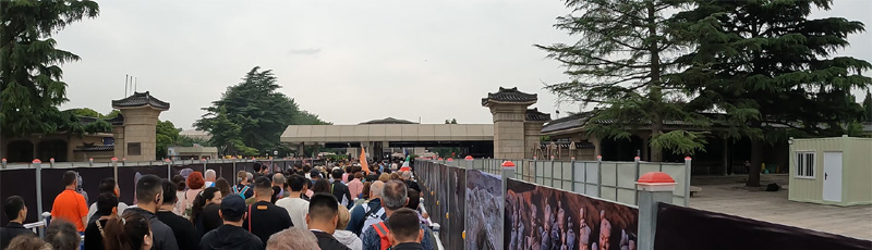 Line for Terracota Warriors pits