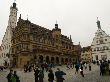 Ayuntamiento en la Marketplatz de Rothenburg odT