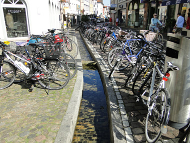 Un pequeo canal recorre las calles de la Ciudad Vieja de Friburgo