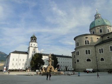 Residentplatz in Salzburgo
