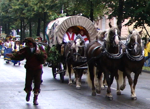 Desfile de trajes tradicionales de la Oktoberfest