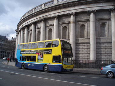 Bus rodeando el Banco de Irlanda