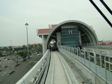 Skytrain en el aeropuerto de Yakarta