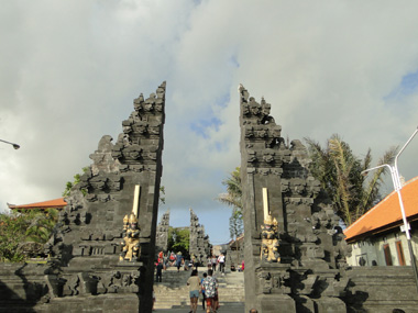 Puerta al templo de Tanah Lot