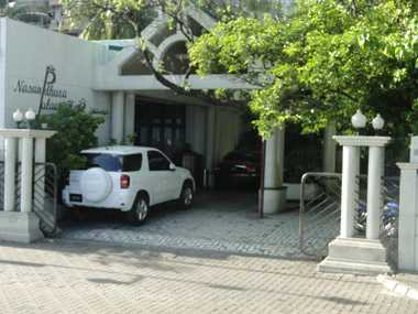 Entrada del hotel Nasandhura Palace