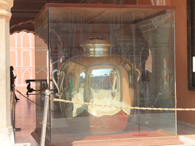 Vasija de plata en el City Palace de Jaipur