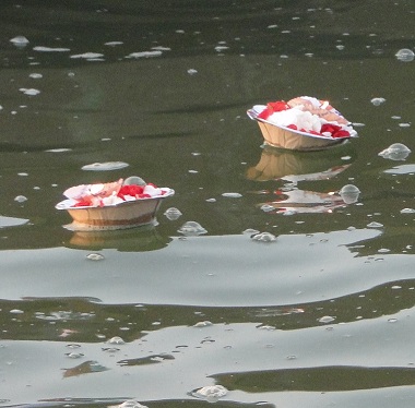 Ofrendas en el ro Ganges
