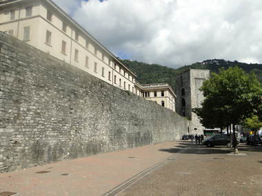 Como's medieval wall
