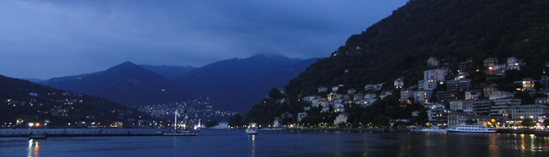 Vista del Lago de Como de noche