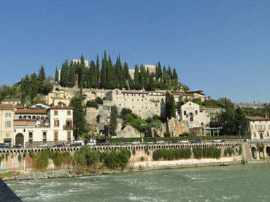 Castillo de San Pietro desde el Puente de Piedra
