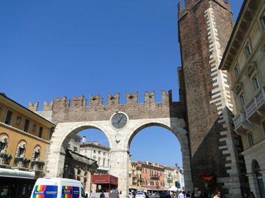 Puerta de la muralla de Verona