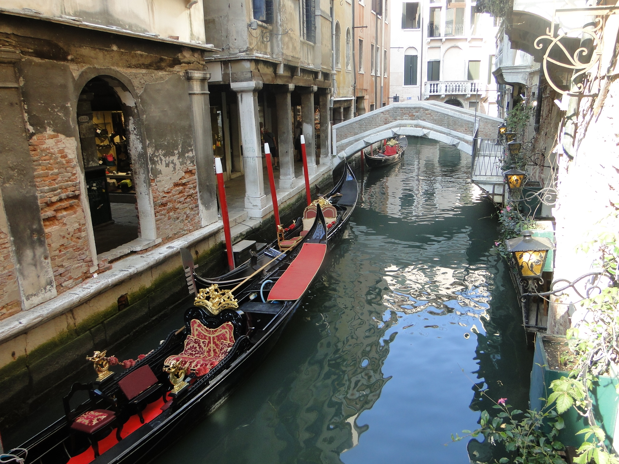 Gondolas en los canales de Venecia