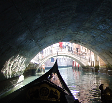 Gondola en los canales de Venecia