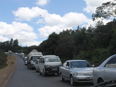 Caravana de coches en Nairobi