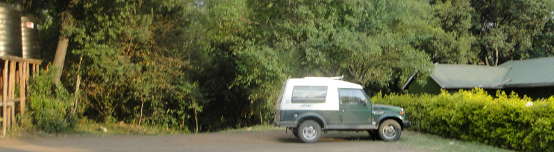 Nuestro coche en el Rhino Tourist Camp
