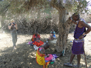 Mujeres trabajando en abalorios masái