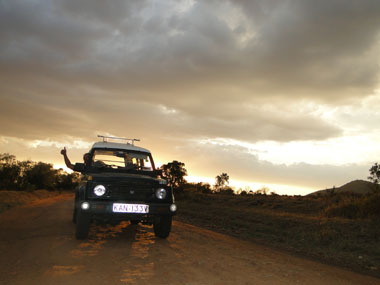 Conduciendo por Masai Mara al atardecer