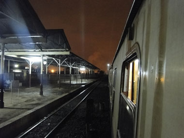 Tren lunático saliendo de la estación de Nairobi