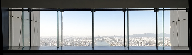 Vista al levantarse la pantalla en la cima de la Torre LOTTE