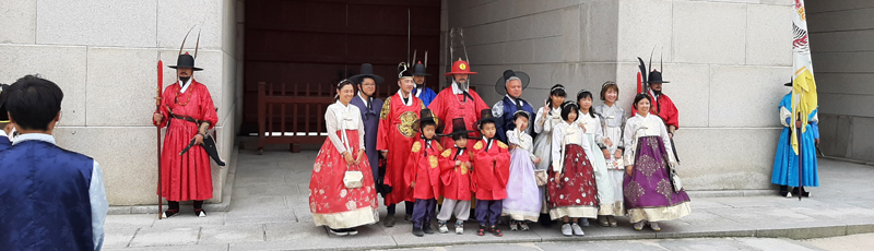 photos with guards at Gyeongbokgung Palace