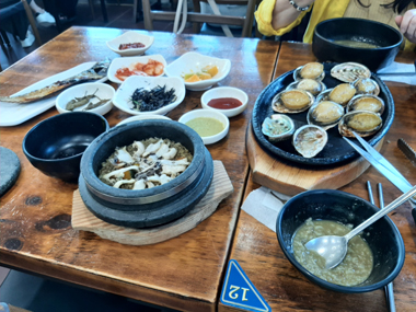 Nuestra comida en el Myeongjin Jeonbok Abalone