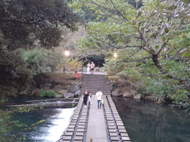 Camino a la cascada en Cheonjiyeon