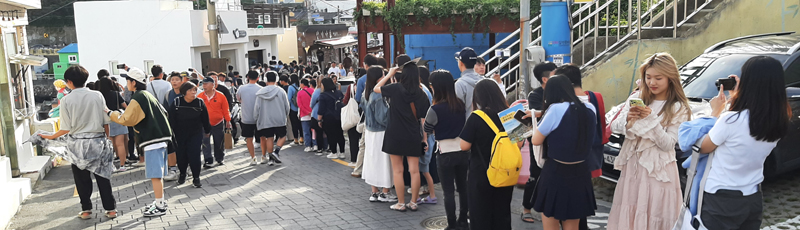 Line for the photo with The Little Prince