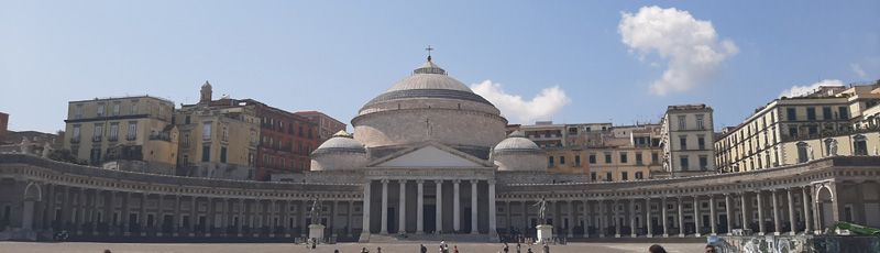 Basilica de San Francesco da Paola en la Plaza del Plebiscito