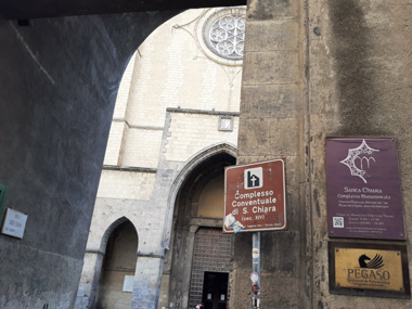 Entrada al Complejo Monumental de Santa Chiara