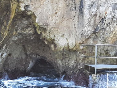 Entrada inundada de la Grotta Azzurra