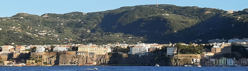 Vista de Sorrento desde el mar