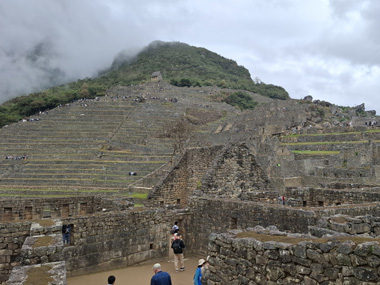 Explorando Machu Picchu