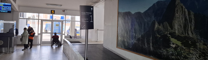 Puerta de embarque en el aeropuerto de Cuzco