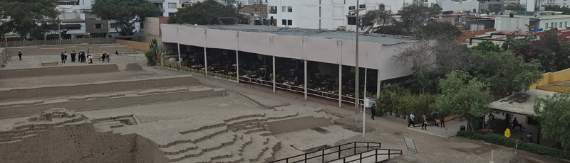 Vista del restaurante Huaca Pucllana desde las ruinas